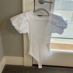 Zara white body suit Size S. Puff sleeve. Chic